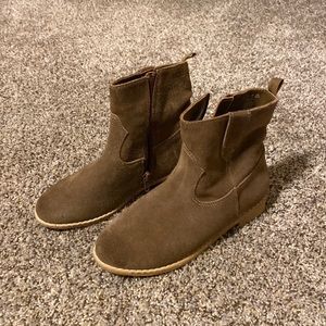 VGU size brown boot. Size 1